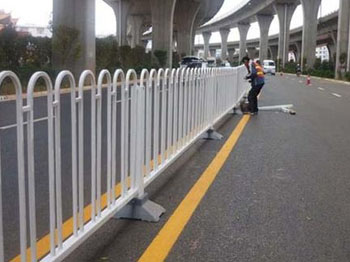 道路护栏施工